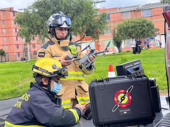 El despliegue de drones refuerza las acciones de rastreo en la búsqueda de los desaparecidos en Monserrate, uno de los cerros emblemáticos de la capital - crédito Bomberos Bogotá