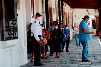 Pobladores de Antigua Guatemala esperan en fila para entrar a un banco en Antigua Guatemala (Guatemala). EFE/Esteban Biba/Archivo