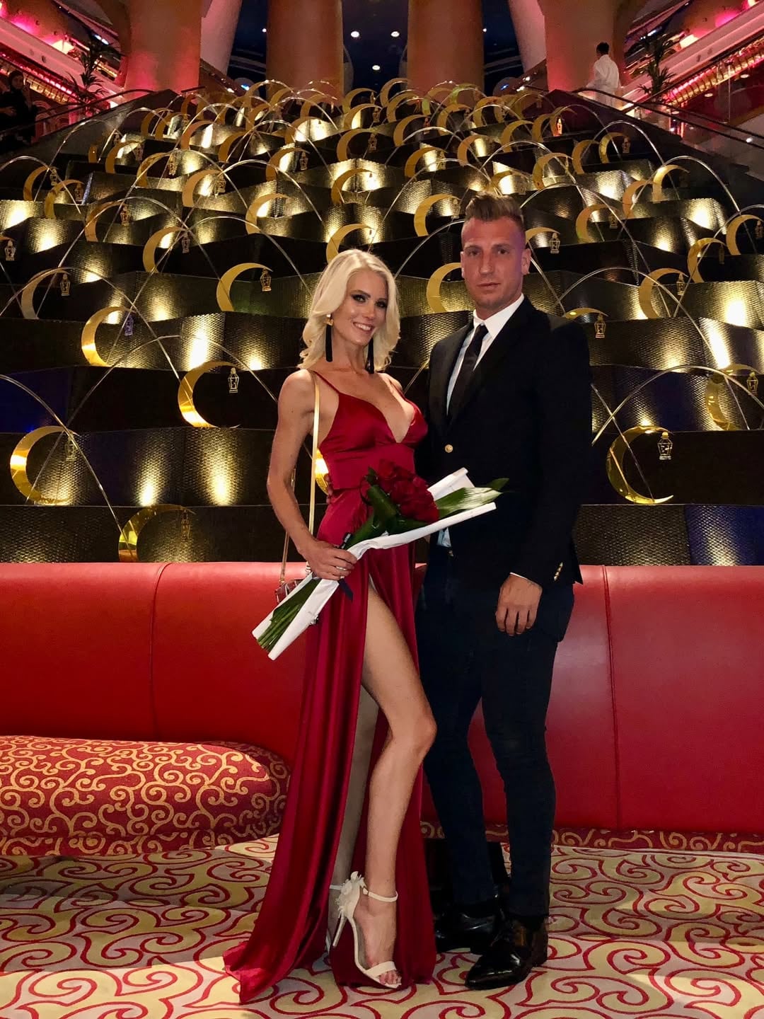 Daniela deslumbra en rojo junto a Maxi en una noche especial