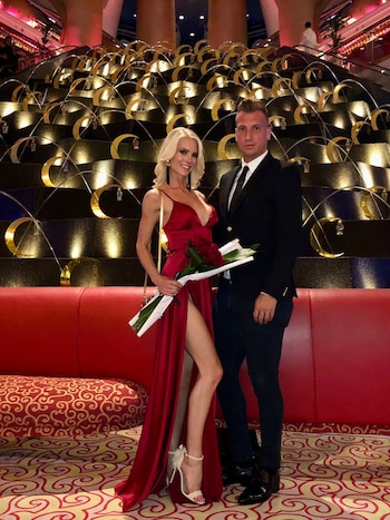 Daniela deslumbra en rojo junto a Maxi en una noche especial