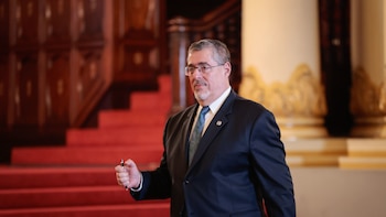 El presidente Bernardo Arévalo reaparece tras una semana de ausencia por complicaciones de salud