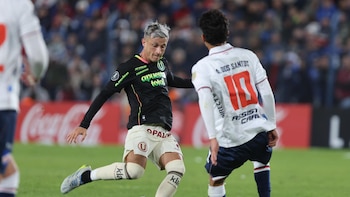 Héctor Fértoli enfrentando a Nacional, en Montevideo. - Crédito: EFE