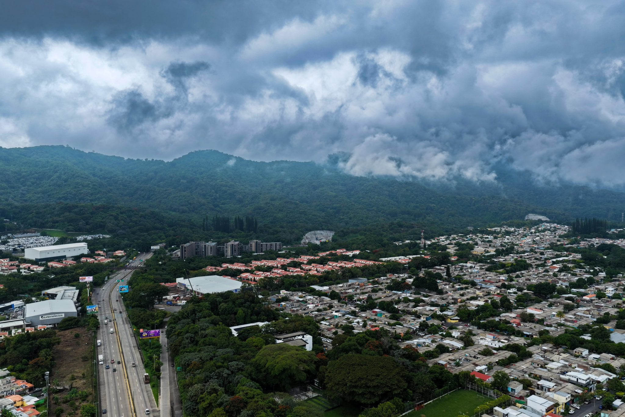 La humedad del mar Caribe favorece la formación de precipitaciones en áreas montañosas, la franja costera y el oriente salvadoreño. (Foto cortesía Ministerio de Medio Ambiente)