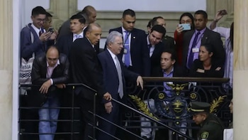 Un grupo de asistentes lanzó cuatro ratones blancos a la bancada del Centro Democrático en el Senado en diciembre de 2018 - crédito Archivo Colprensa