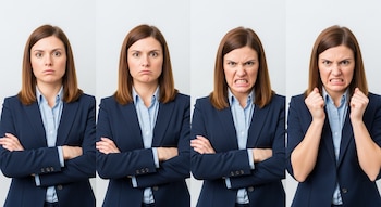 Una mujer vestida con traje