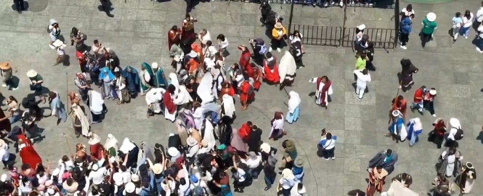 Empurrado e cercado por mais de 12 pessoas, Jesus chegou à praça onde Pôncio Pilatos o julgará. Captura de tela de