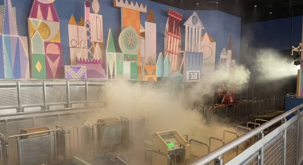 Testimonios de usuarios sostuvieron que el incendio en Disney World se originó en una batería portátil de celular dentro del bolso de un visitante (Captura de video)