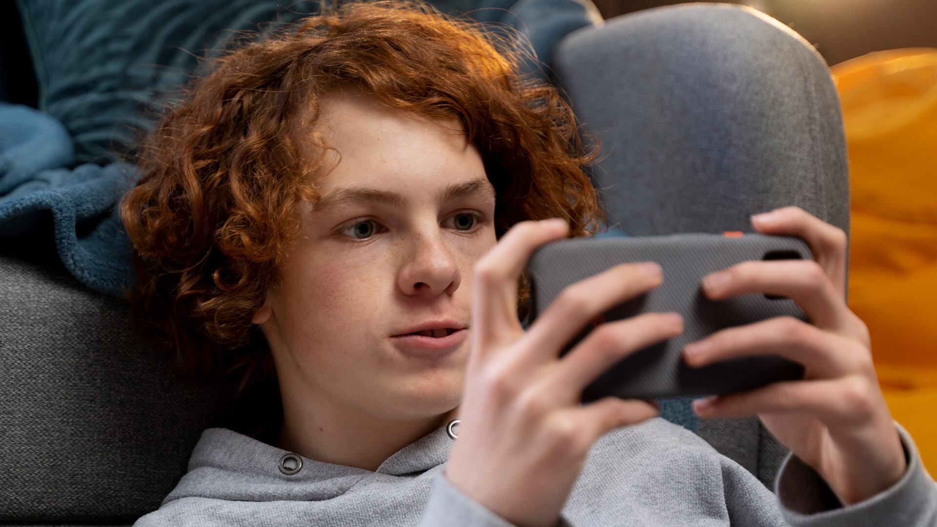 El consumo acelerado de contenidos digitales es una tendencia creciente entre jóvenes y estudiante (Freepik)