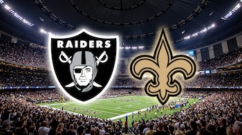 Los escudos de Las Vegas Raiders y New Orleans Saints sobrepuestos a la vista interior de un estadio de fútbol americano con público en las tribunas.