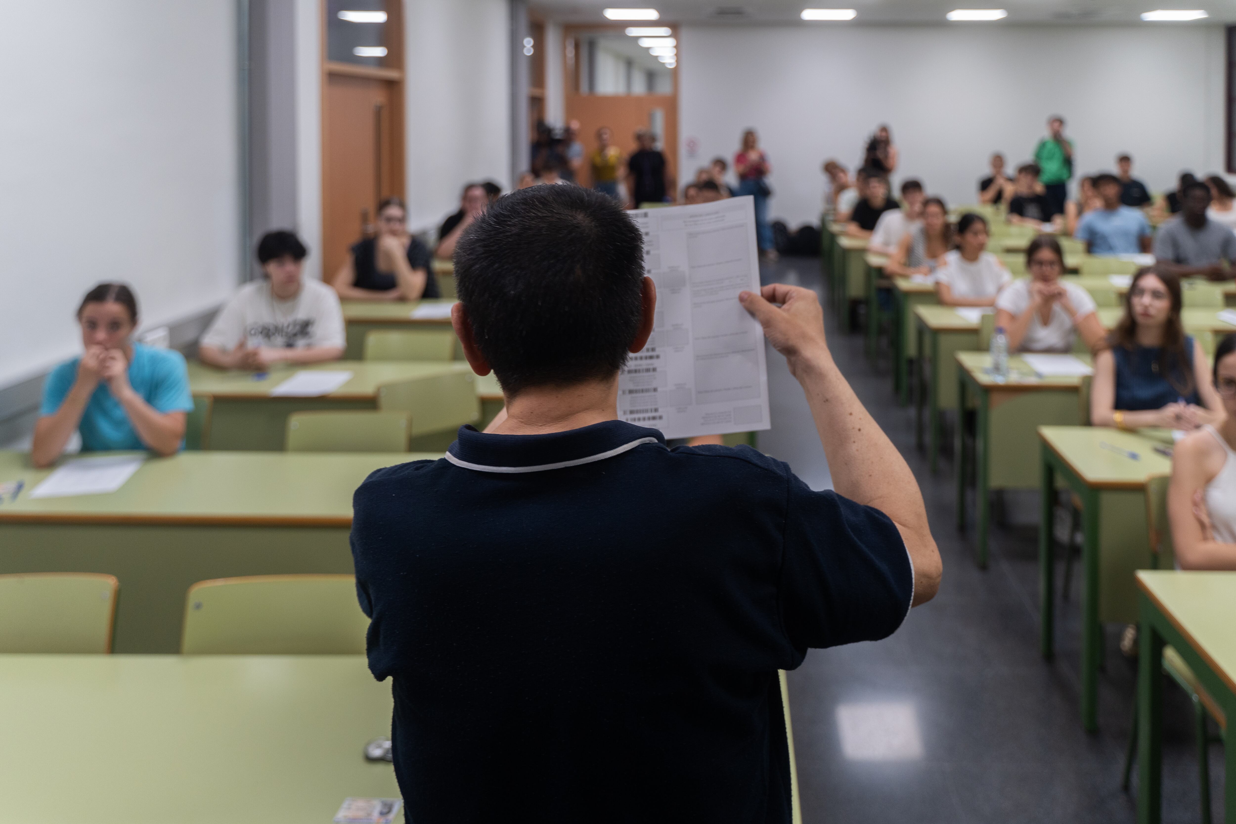 Un profesor antes de comenzar el primer examen de la primera jornada de selectividad 2025. (Jorge Gil/Europa Press)