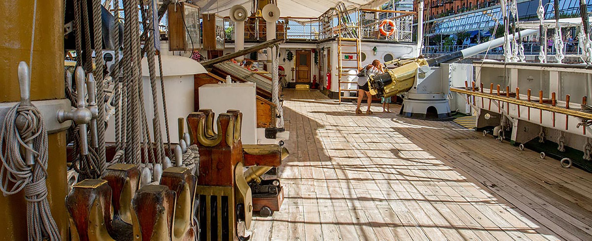 Panorama de la cubierta, transitada por diversas personalidades internacionales