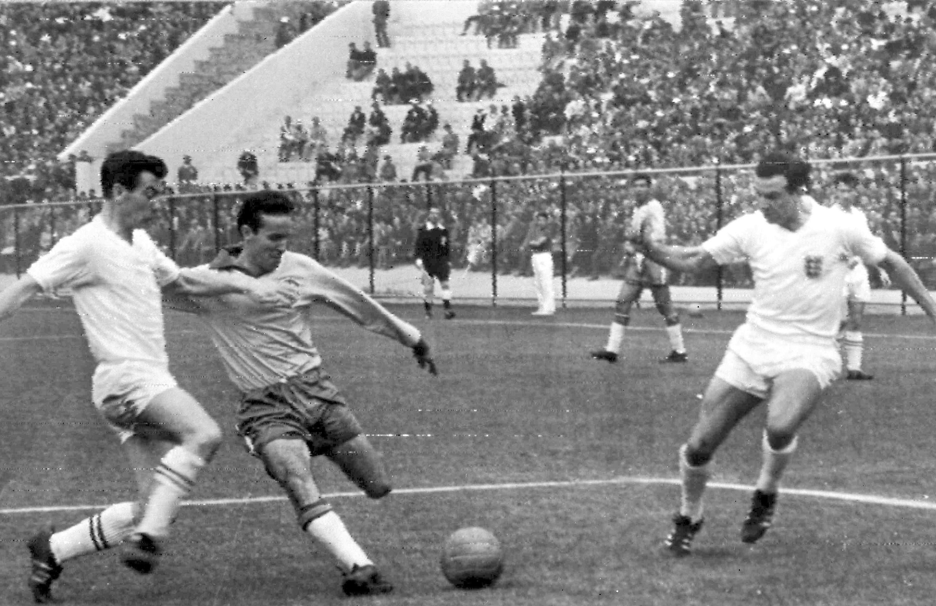 Mario Zagallo, de la selección de Brasil, dispara para anotar ante Inglaterra en los cuartos de final del Mundial de Chile, el 10 de junio de 1962 (AP Foto, archivo)