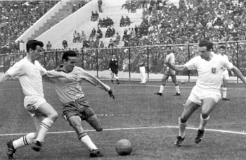 Mario Zagallo, de la selección de Brasil, dispara para anotar ante Inglaterra en los cuartos de final del Mundial de Chile, el 10 de junio de 1962 (AP Foto, archivo)