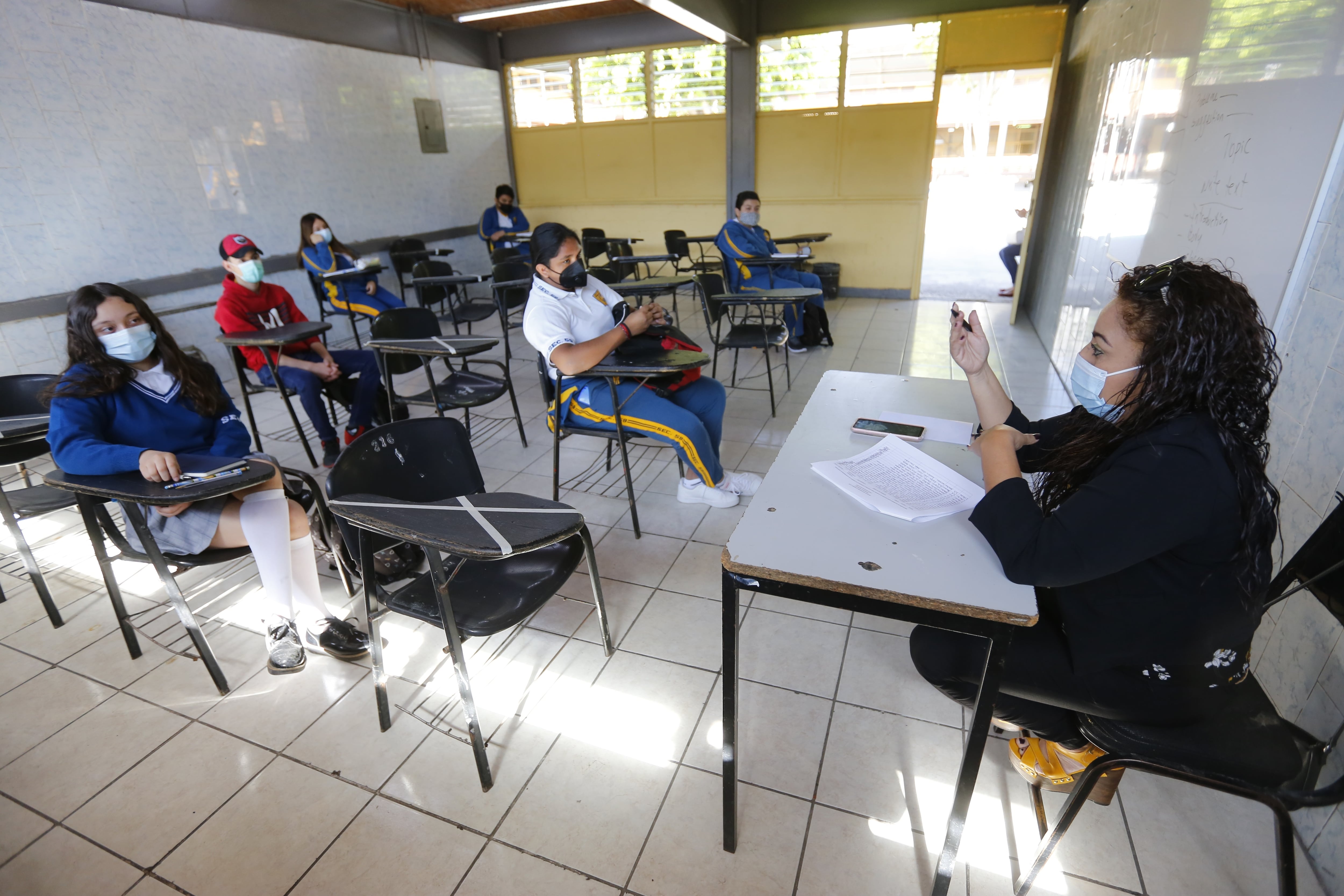 La presencialidad escolar avanzó con lentitud en Perú y a fines de 2021 solo el 6,5% de los estudiantes tenía clases presenciales, según la OCDE. EFE/ Francisco Guasco