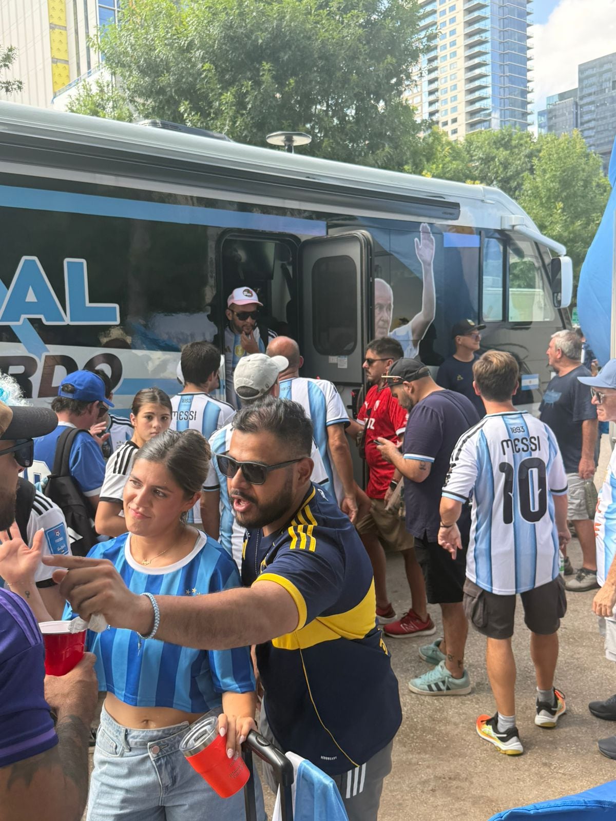 Hinchas de varios clubes se acercaron con su camiseta