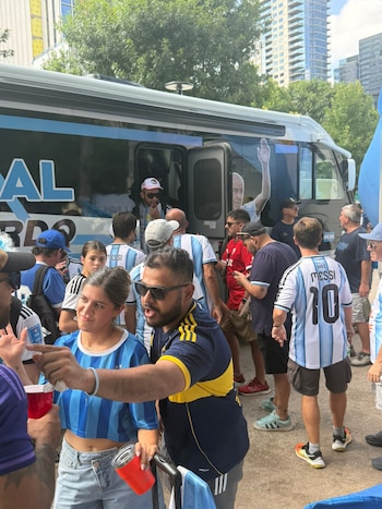 Banderazo de argentinos en Dallas antes del partido ante Austria