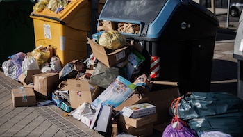 Multado con 400 euros un vecino de Sabadell por una caja de cartón con su nombre encontrada fuera del contenedor: asegura que la tiró de forma correcta