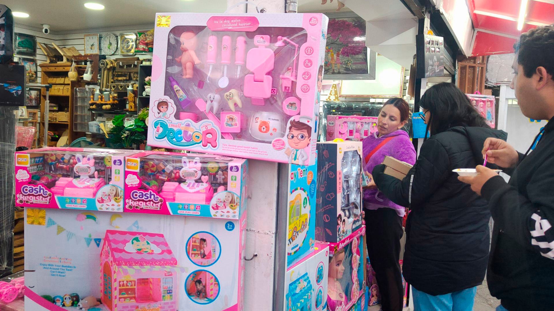 Profeco recomienda comprar juguetes adecuados para la edad, revisar materiales no tóxicos y conservar los comprobantes. Crédito: Cuartoscuro/Daniel Augusto