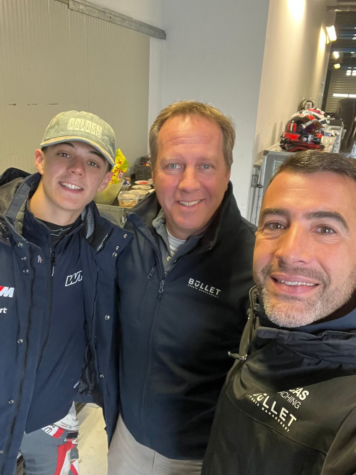 Ignacio Montenegro con uno de sus manager, Jamie Campbell-Walter, y su coach, Lucas Benamo (@nachomontenegro23)