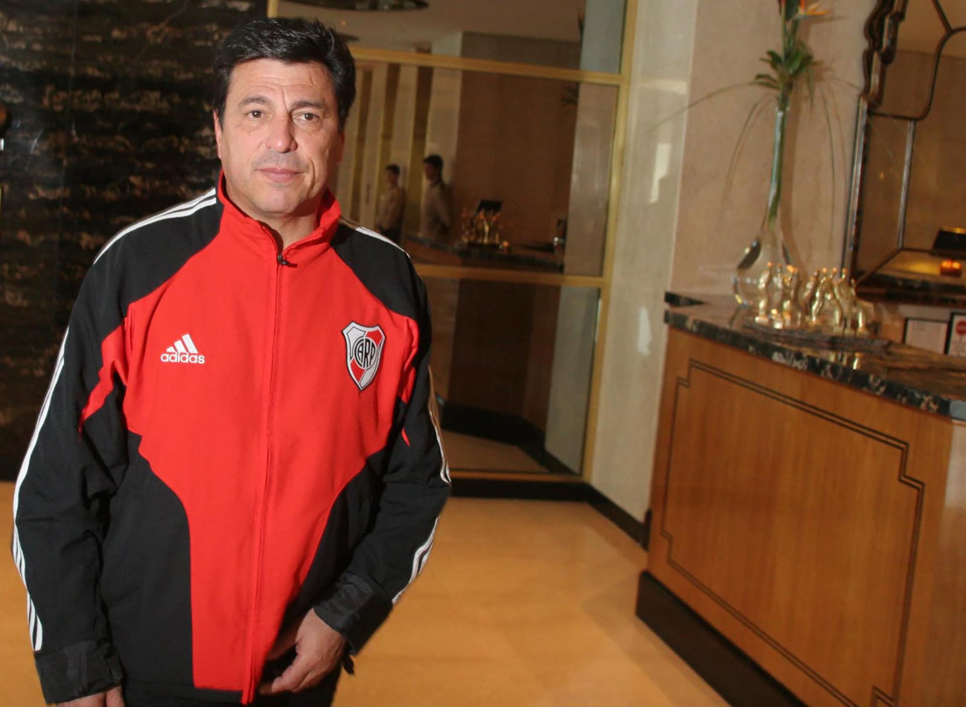 Daniel Passarella con la campera de River Plate, el club donde tuvo etapas como jugador, entrenador y presidente