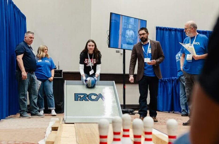 El concurso desafía a los equipos a diseñar y construir una esfera de concreto capaz de resistir altos niveles de carga sin romperse. Foto: ACI