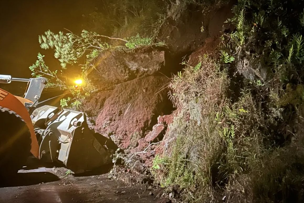 Brigadas debieron despejar carreteras tras la caída de grandes piedras y escombros en rutas clave del sur de la isla (Hawaii Department of Transportation)