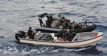 La Armada de Colombia y las Fuerzas Armadas Francesas incautaron 649 kilogramos de clorhidrato de cocaína en aguas del Caribe norte colombiano durante la operación Tucán Royal - crédito Fuerza Naval Caribe