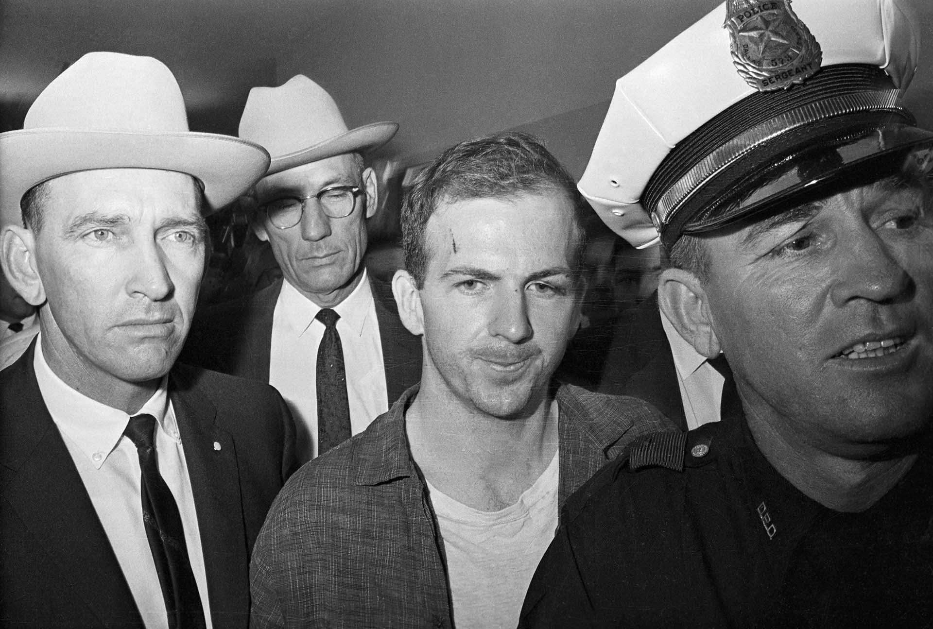 Lee Harvey Oswald, acusado por el asesinato de John F. Kennedy, fue detenido en Dallas el 22 de noviembre de 1963