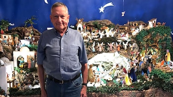 Ricardo Candal delante del pesebre