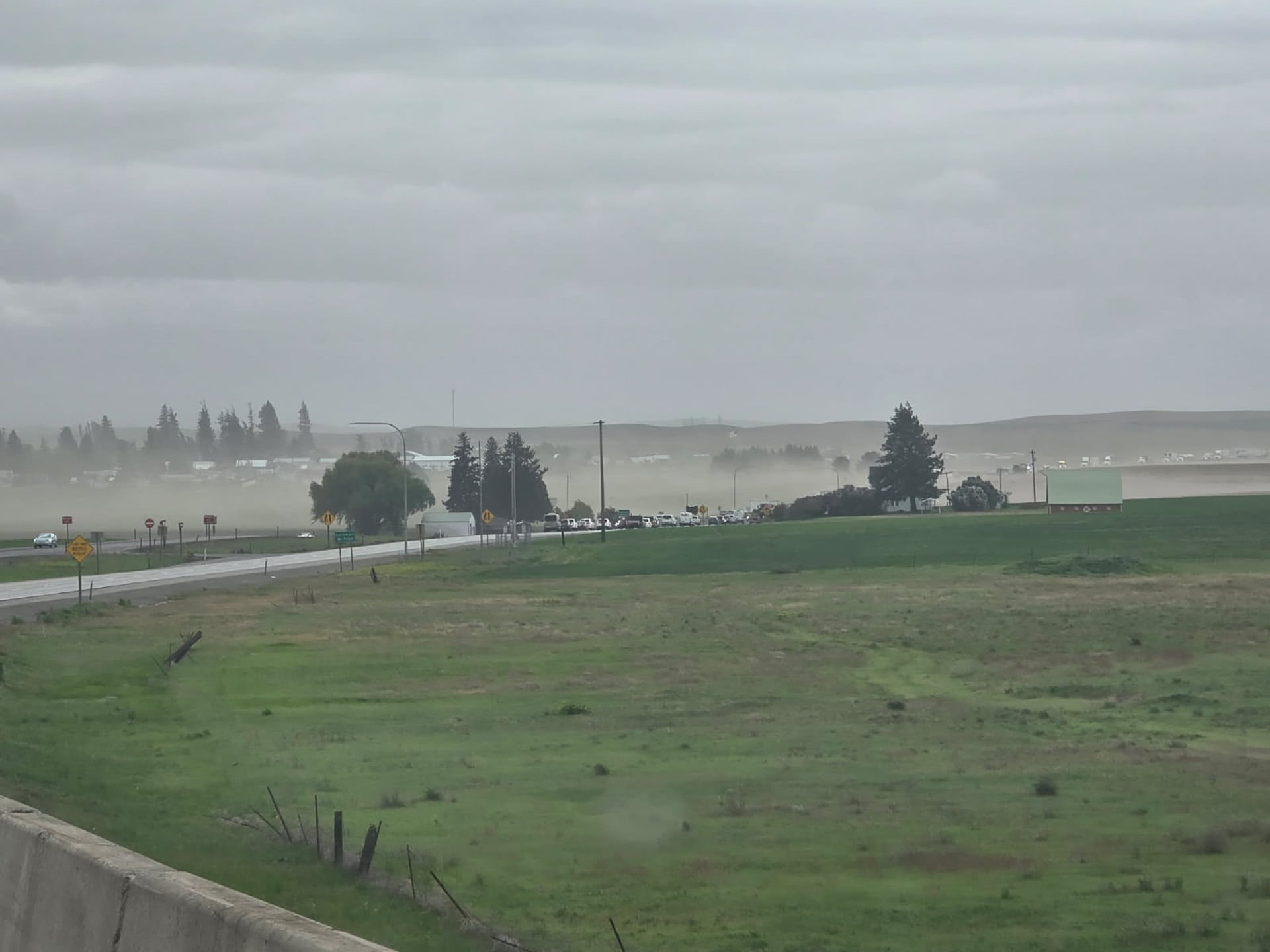El número de tormentas de polvo ha crecido en el este de Washington debido a la sequía y la erosión de suelos agrícolas según la NOAA. (@WSDOT_East)
