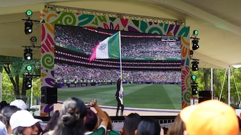 La fiesta del Mundial 2026 llega a México en VIVO desde el Estadio Azteca: aficionados siguen festejando pese a lluvia