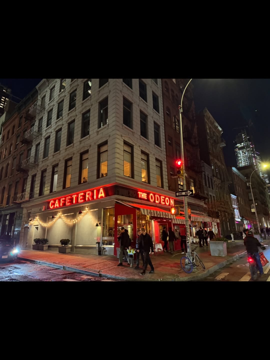 The Odeon, ubicado en Tribeca, resalta por su historia gastronómica y la creación del icónico cóctel Cosmopolitan en los años 80. Foto: Instagram @theodeonnyc