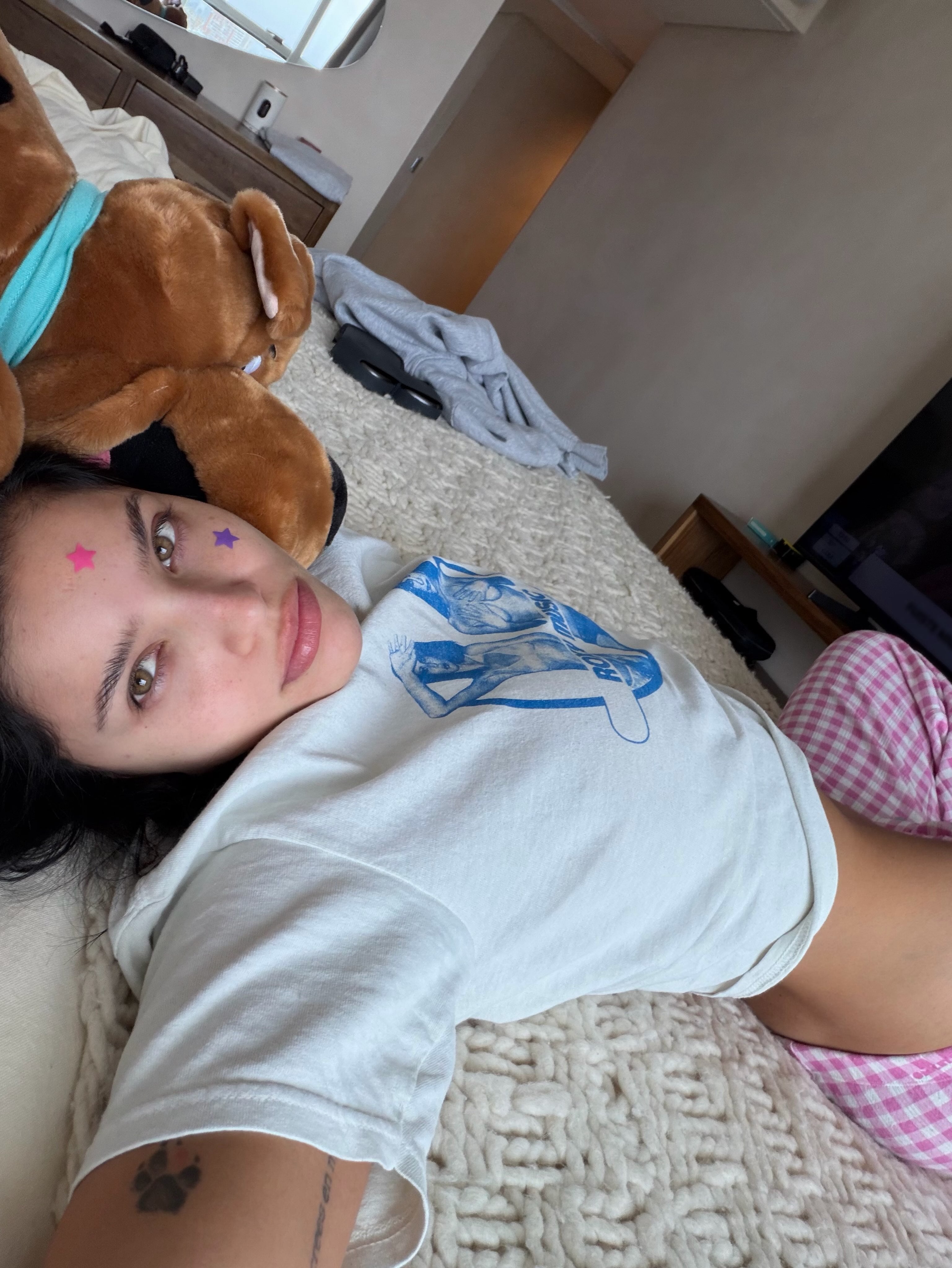 Desde la comodidad de su casa, la artista de Nogoyá posó a cara lavada y en pijama