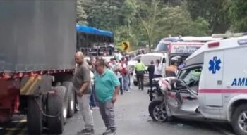 Accidente entre tractomula y ambulancia
