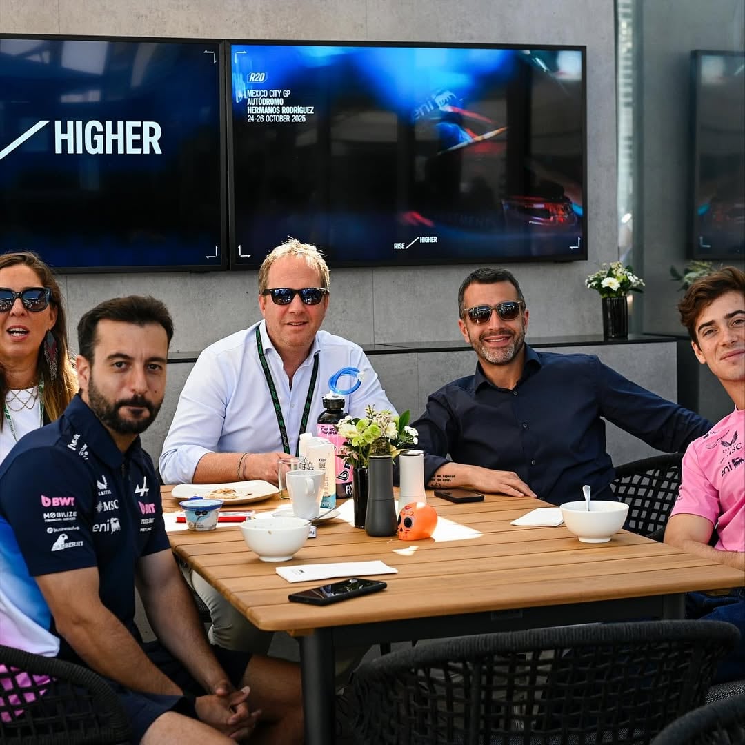 Miguel Presencia; los managers de Colapinto, María Catarineu y Jamie Campbell-Walter, el coach del piloto, Lucas Benamo; y Franco