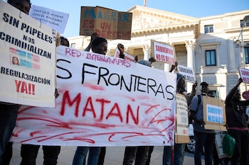 Varias personas migrantes en una concentración frente al Congreso para exigir la regularización extraordinaria. (Europa Press)