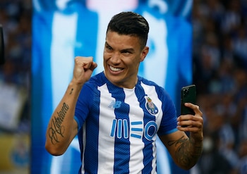 Primeira Liga - FC Porto vs Estoril Praia - Estadio do Dragao, Porto, Portugal - Mayo 14, 2022. Mateus Uribe celebra el título de la Primeira Liga REUTERS/Pedro Nunes