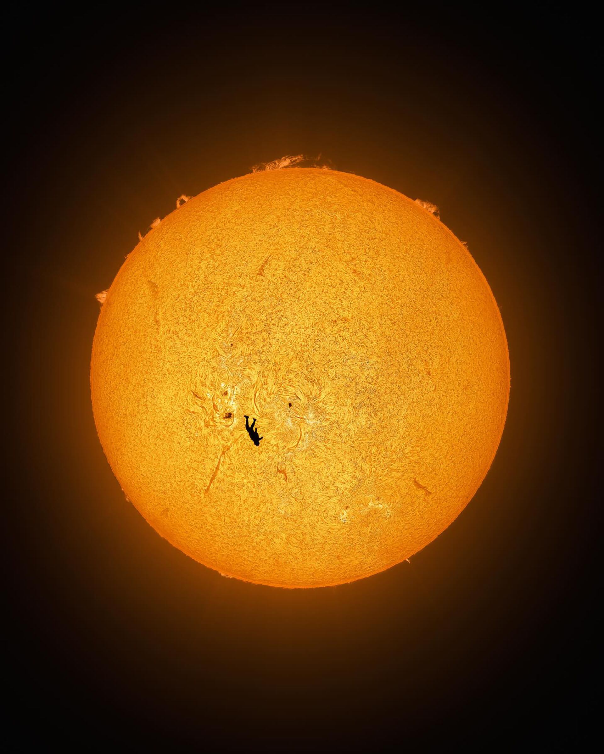 El astrofotógrafo Andrew McCarthy logra capturar la imagen real de un salto en paramotor atravesando ópticamente el disco solar (@blackgryph0n)