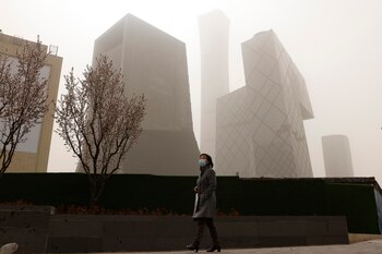 Una mujer camina por el