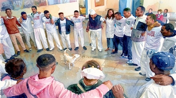 Acuarela de personas en círculo tomadas por los hombros con camisetas blancas y un perro en el centro sobre suelo de baldosas.