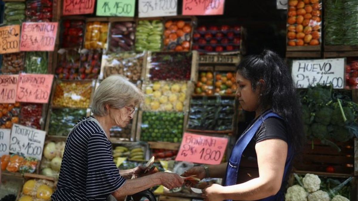 Bolso de compras y calculadora sobre mesa