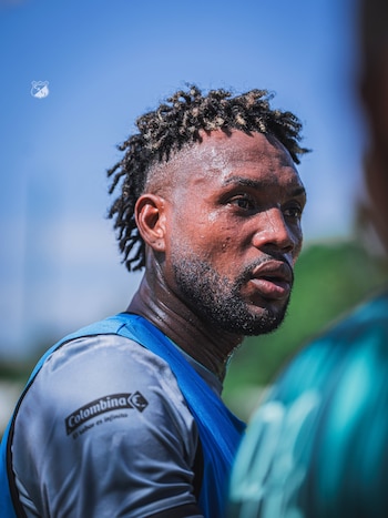 La intervención del VAR permitió al árbitro Jonnathan Ortiz sancionar la conducta violenta en la jornada 14 de la Liga BetPlay - crédito Deportivo Cali