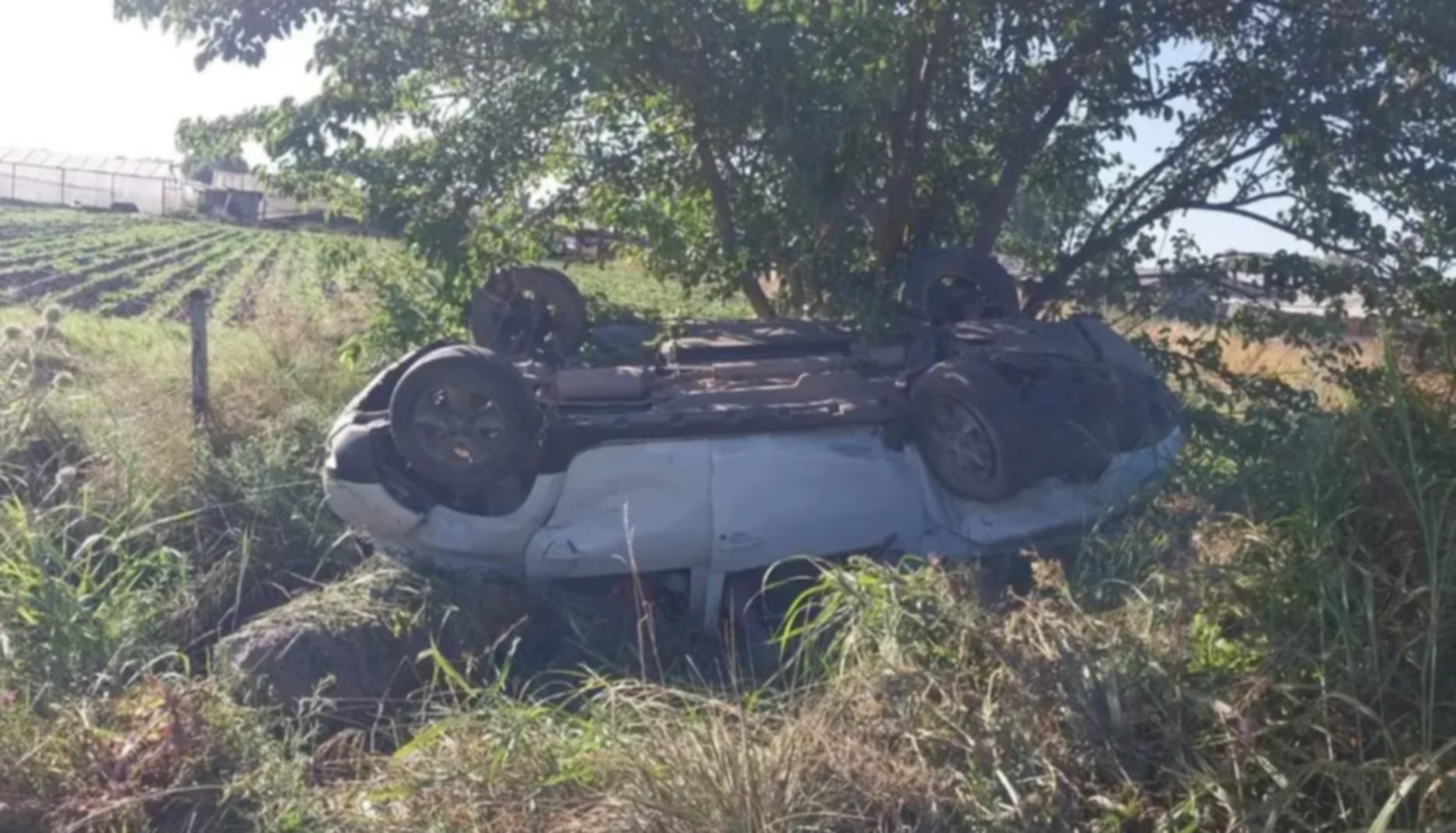 La camioneta volcada de la pareja de Monte Grande (0221)