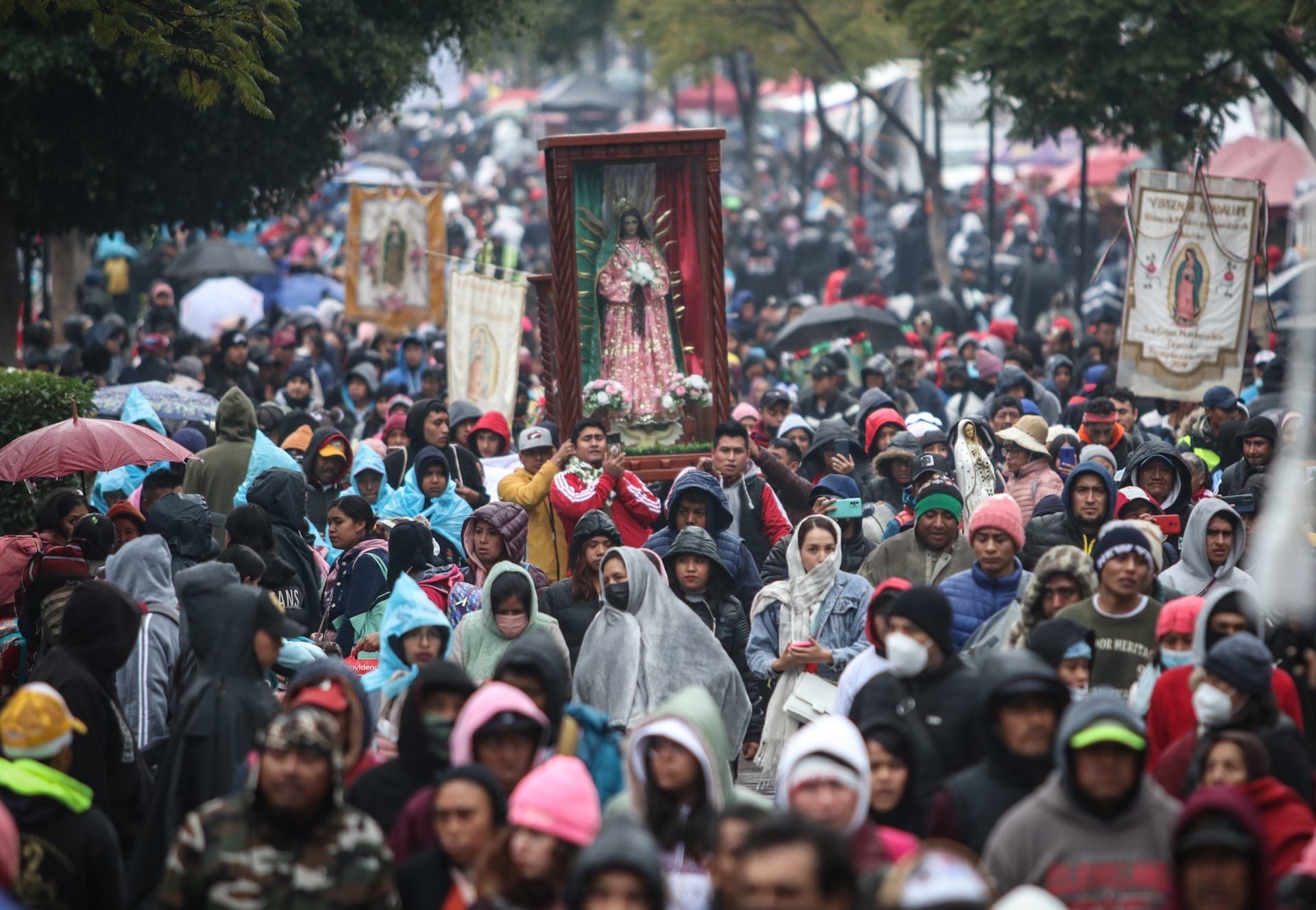Cientos de feligreses a la Basílica como parte de las peregrinaciones. FOTO: ANDREA MURCIA /CUARTOSCURO.COM