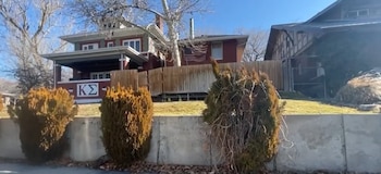 Seis testigos corroboraron ante las autoridades la denuncia por violación y asalto agravado en la fraternidad Kappa Sigma (Captura Telemundo Utah)