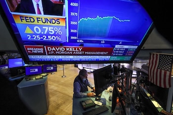 Una pantalla muestra el anuncio