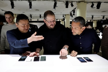 TM Roh, junto a Cristiano Amon, presidente y CEO de Qualcomm, y Hiroshi Lockheimer, directivo de Google, durante la presentación del nuevo Galaxy S23 (REUTERS/Peter DaSilva)