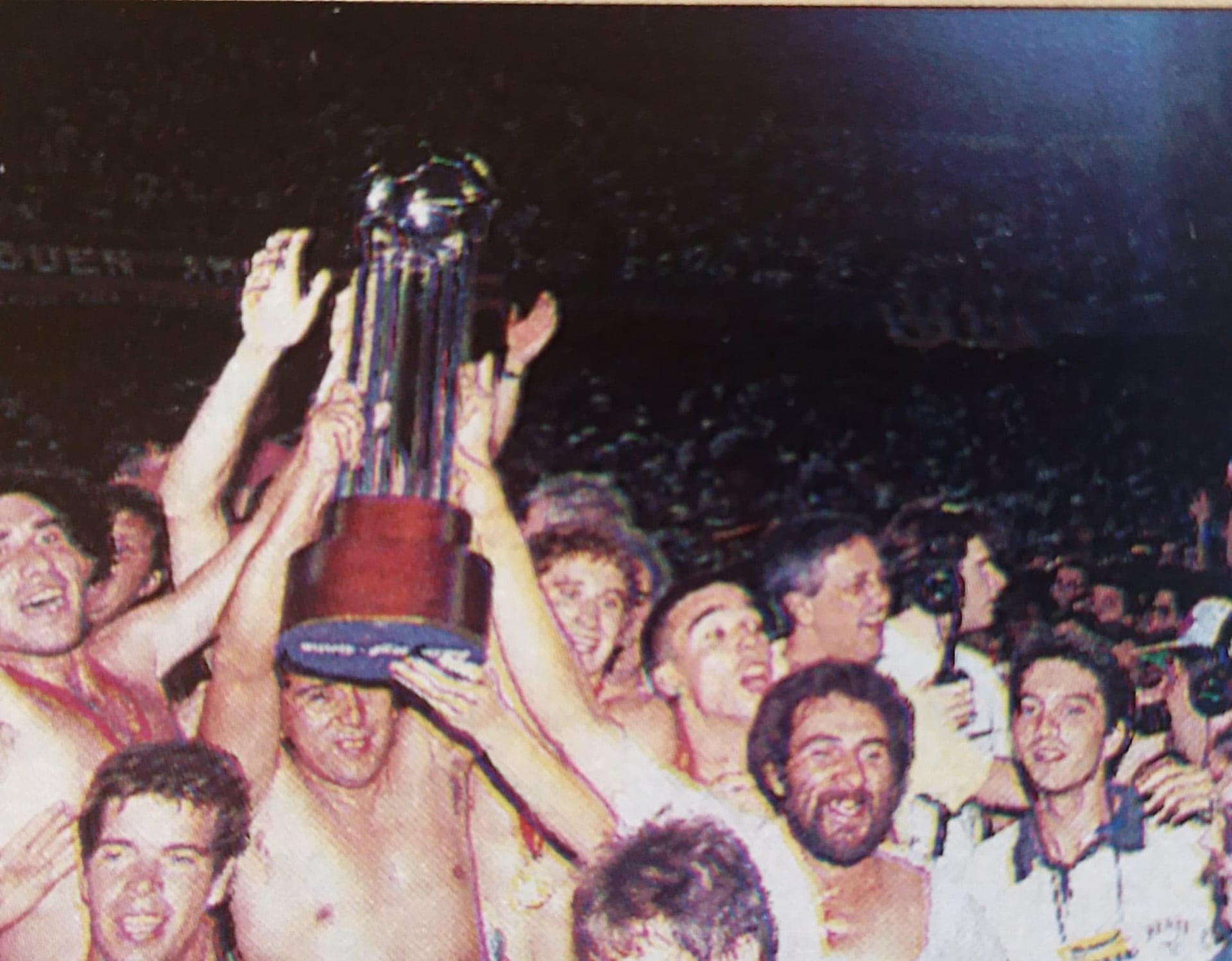 La vuelta olímpica con el Negro Palma llevando el trofeo