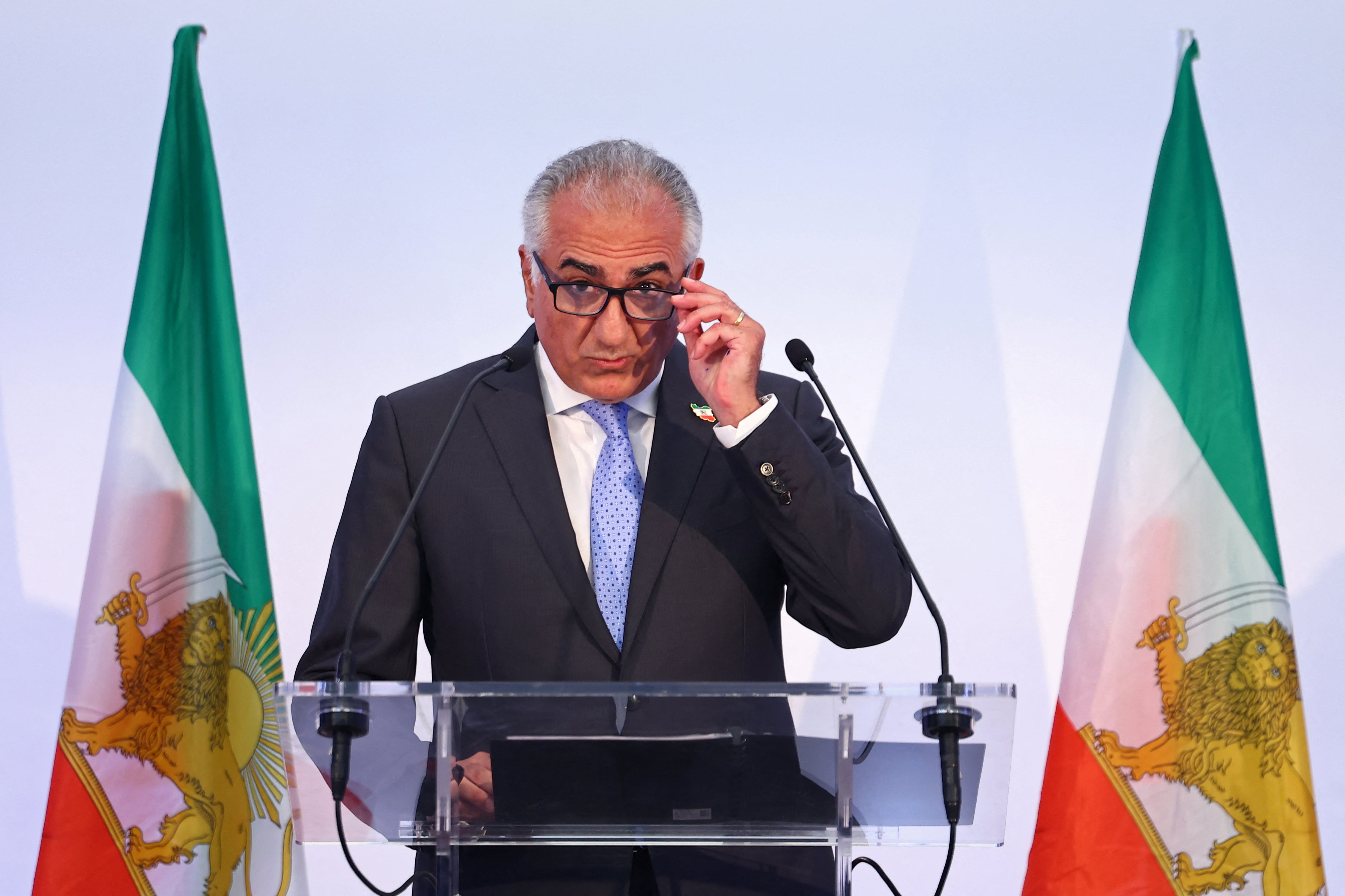 Reza Pahlavi, hijo del último sha de Irán, llamó a mantener las protestas contra el régimen (REUTERS/Abdul Saboor)