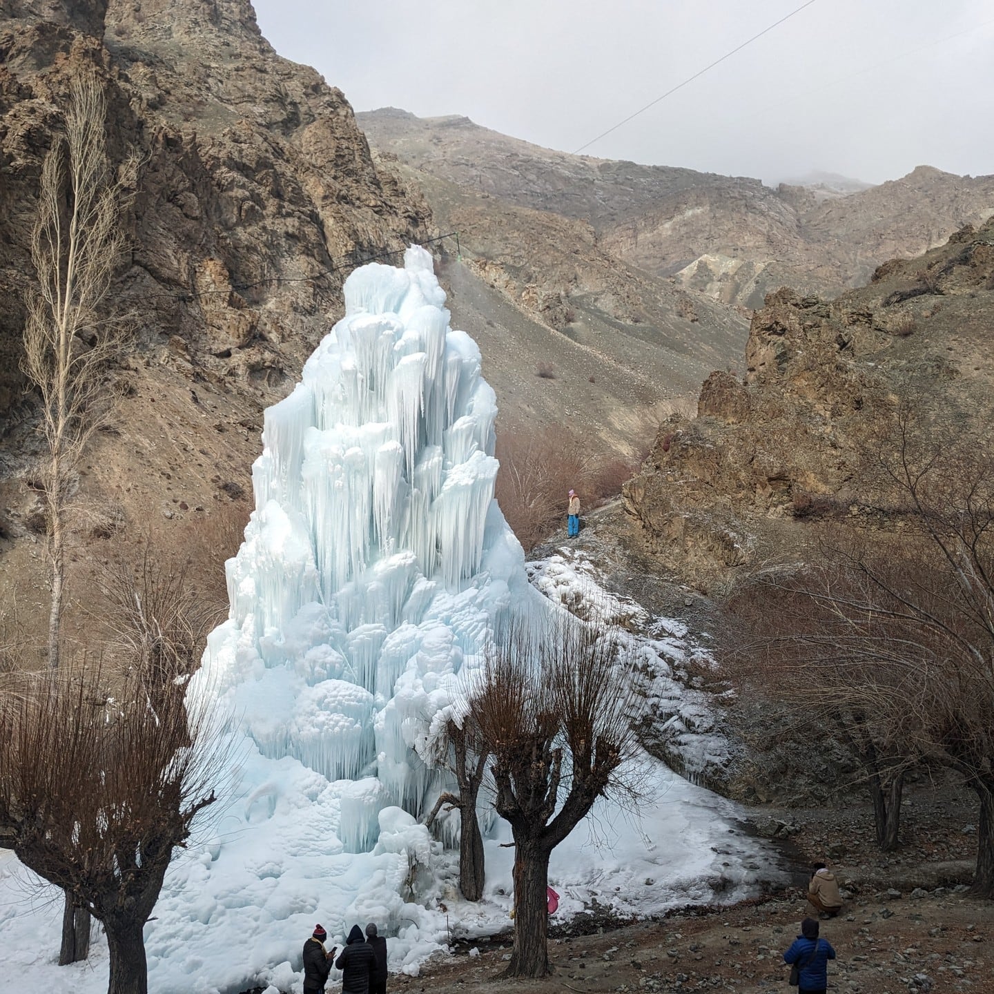 El HIAL, creado tras la expansión de la iniciativa, amplió el trabajo de SECMOL y consolidó una red que dispone de decenas de millones de litros cada primavera (@icestupaproject)